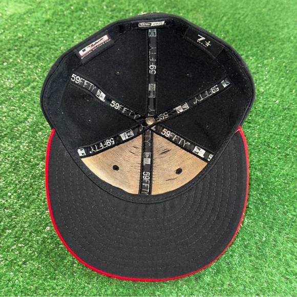 New Era Cincinnati Reds Black Red Baseball Fitted Cap Hat Men’s Size 7 1/4 - Picture 5 of 6